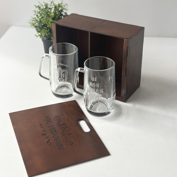 Beer glasses in a wooden box with engraving