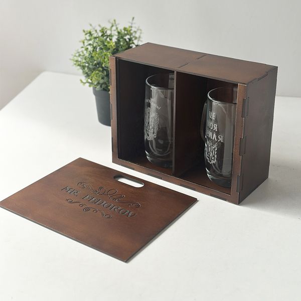 Beer glasses in a wooden box with engraving