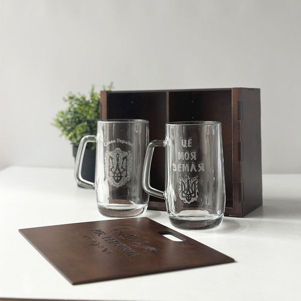 Beer glasses in a wooden box with engraving