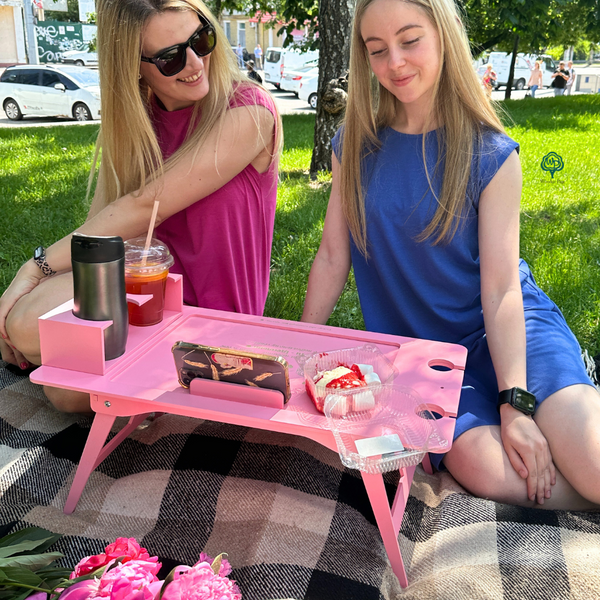 Стол для пикника в розовом цвете