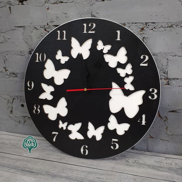 Концептуальний настінний годинник з метеликами у чорно-білому кольорі