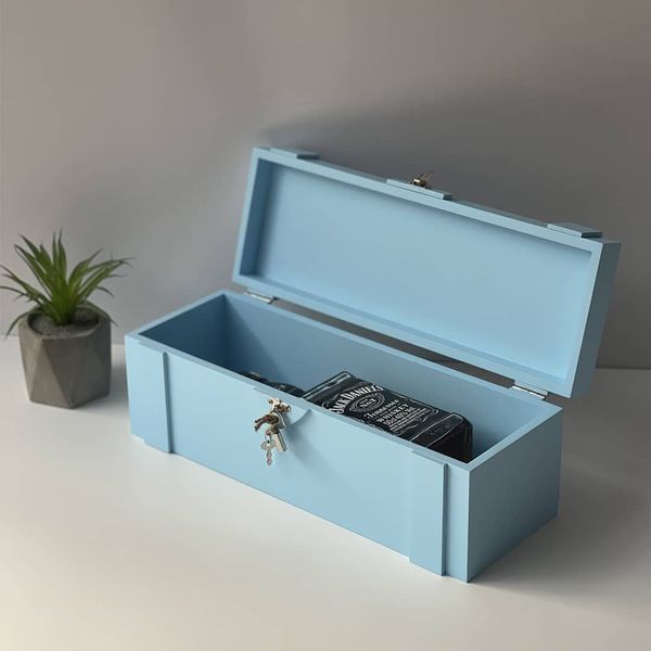 Wooden capsule with engraving in blue