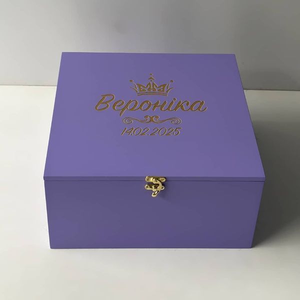 Іменна дерев'яна скарбничка-метрика для дівчинки в фіолетовому кольорі