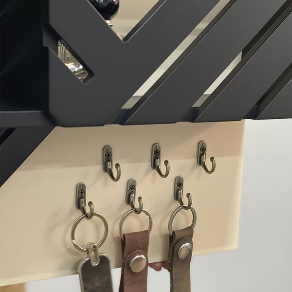 Designer key holder for the shield "Welcome Home" in beige and black