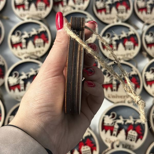 Іграшка на ялинку з яскравими кольорами та логотипом