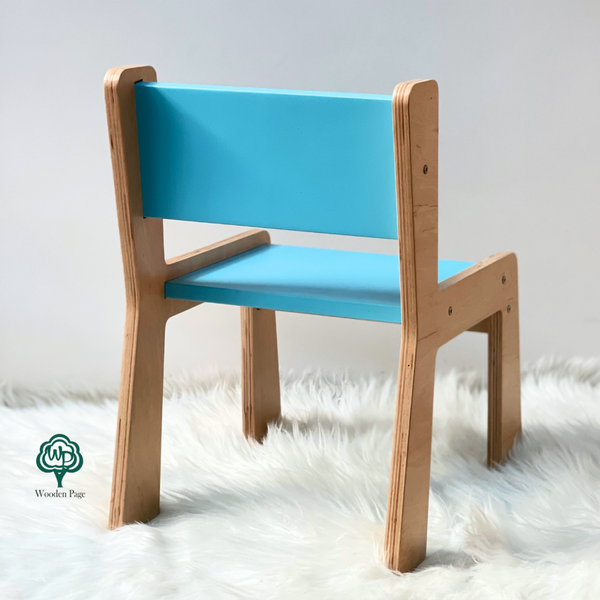 Маленький деревянный детский стульчик