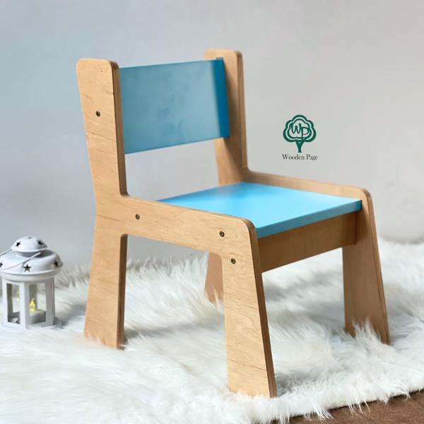 Маленький деревянный детский стульчик