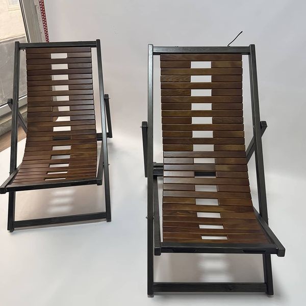 Wooden chaise lounge with flexible backrest