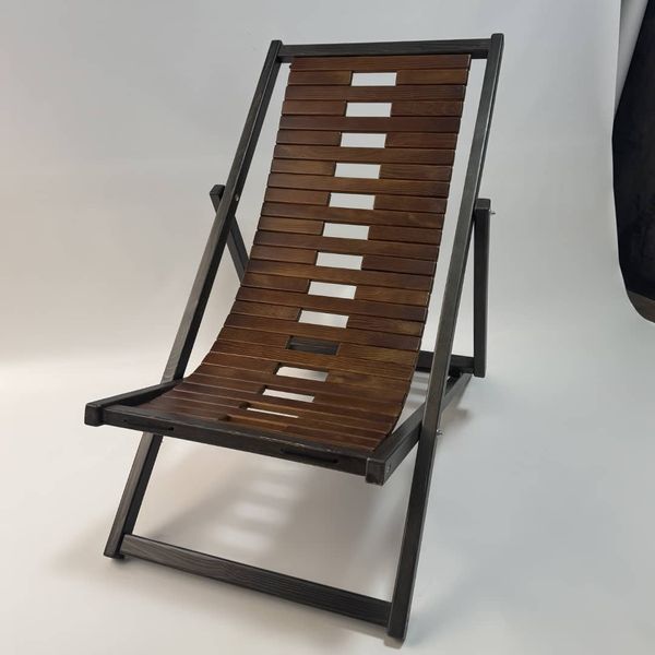 Wooden chaise lounge with flexible backrest
