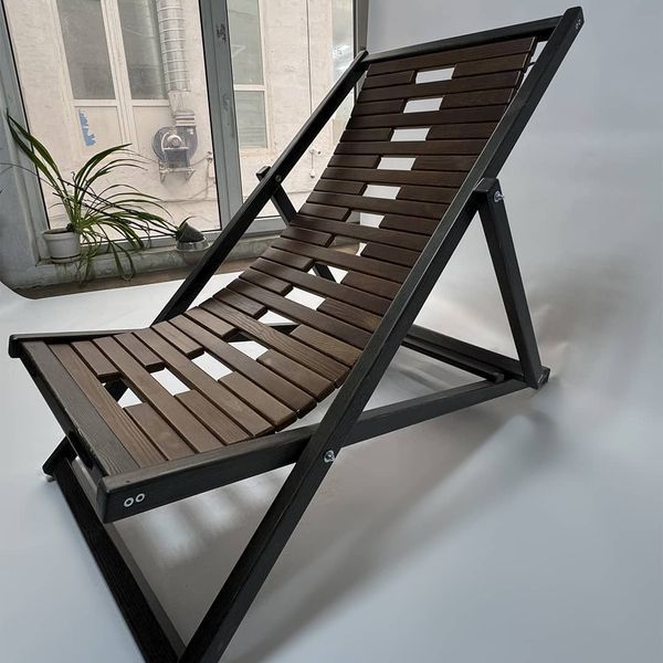 Wooden chaise lounge with flexible backrest