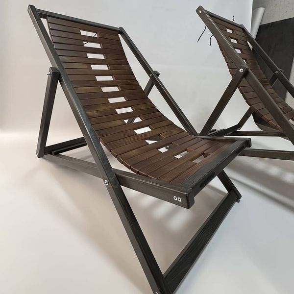 Wooden chaise lounge with flexible backrest